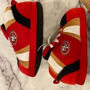 49ers Slippers NFL.  Size XL but I wear men’s shoes 9-11 and they fit me.